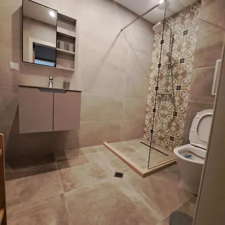 Daire Elegant 1-bedroom In St St Constantine And Helena, Free Parking *