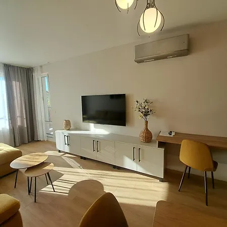 Elegant 1-bedroom In St St Constantine And Helena, Free Parking Appartement *