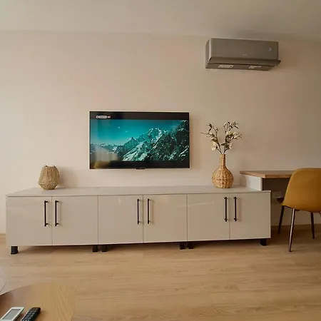 Appartement Elegant 1-bedroom In St St Constantine And Helena, Free Parking *