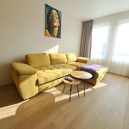 Elegant 1-bedroom In St St Constantine And Helena, Free Parking דירה